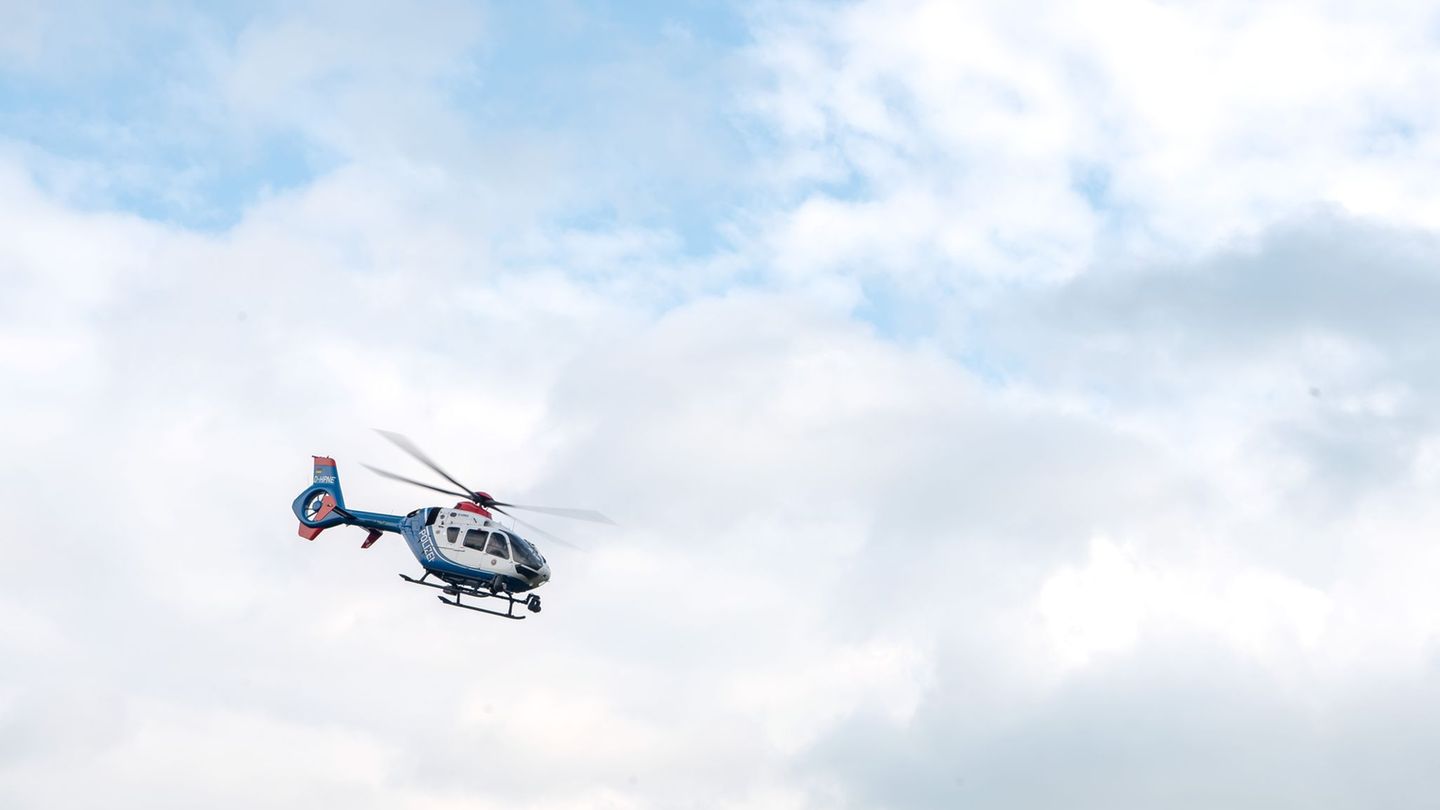 Auch ein Polizeihubschrauber war bei der Suche im Einstatz. (Symbolbild) Foto: Sina Schuldt/dpa