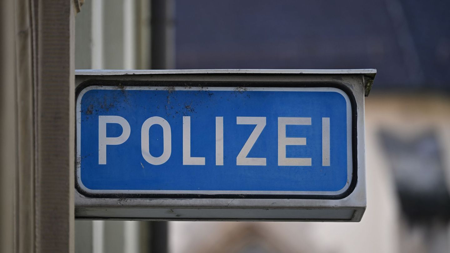 Die Polizei ermittelt jetzt nach den Unbekannten. (Symbolbild) Foto: Bernd Weißbrod/dpa