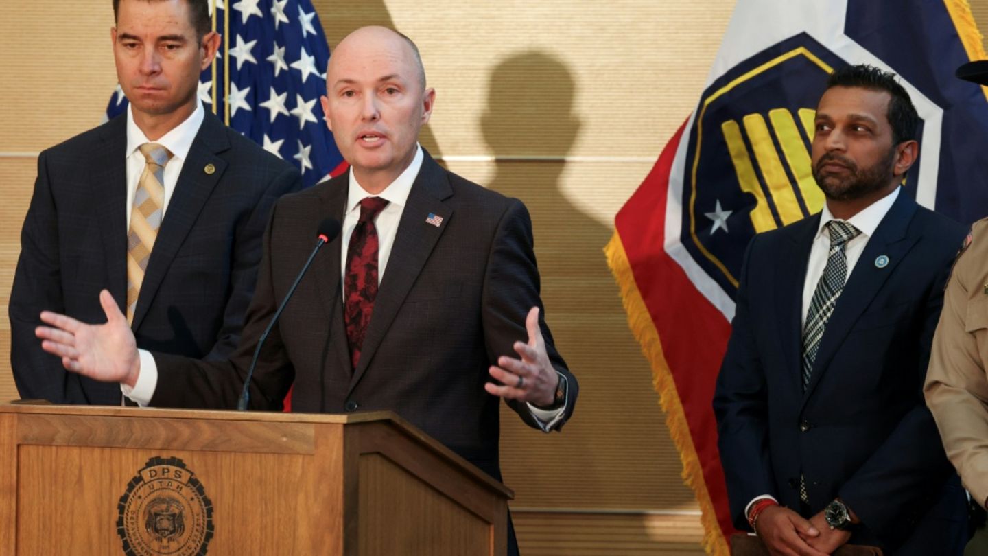 Utahs Gouverneur Cox bei Pressekonferenz