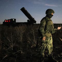 Russland lässt die Muskeln spielen: Ein Soldat testet während des "Sapad"-Manövers ein Tornado-S-Raketenabschusssystem