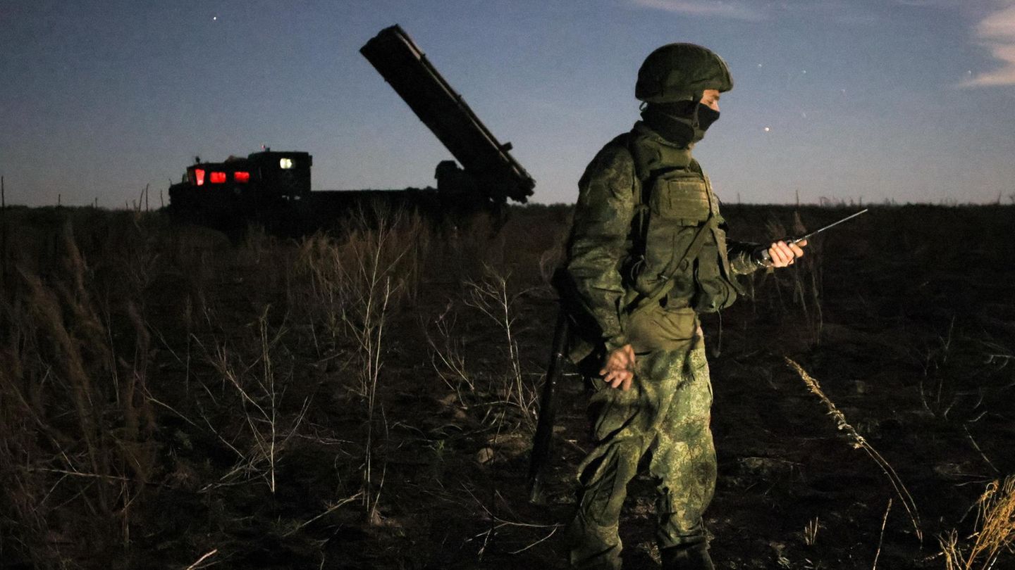 Russland lässt die Muskeln spielen: Ein Soldat testet während des "Sapad"-Manövers ein Tornado-S-Raketenabschusssystem