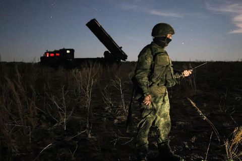 Russland lässt die Muskeln spielen: Ein Soldat testet während des "Sapad"-Manövers ein Tornado-S-Raketenabschusssystem