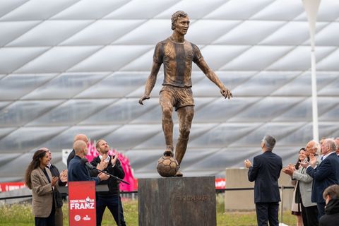 Franz Beckenbauer steht jetzt als in Bronze gegossenes Denkmal vor der Allianz Arena des FC Bayen München. Foto: Leonie Asendorp