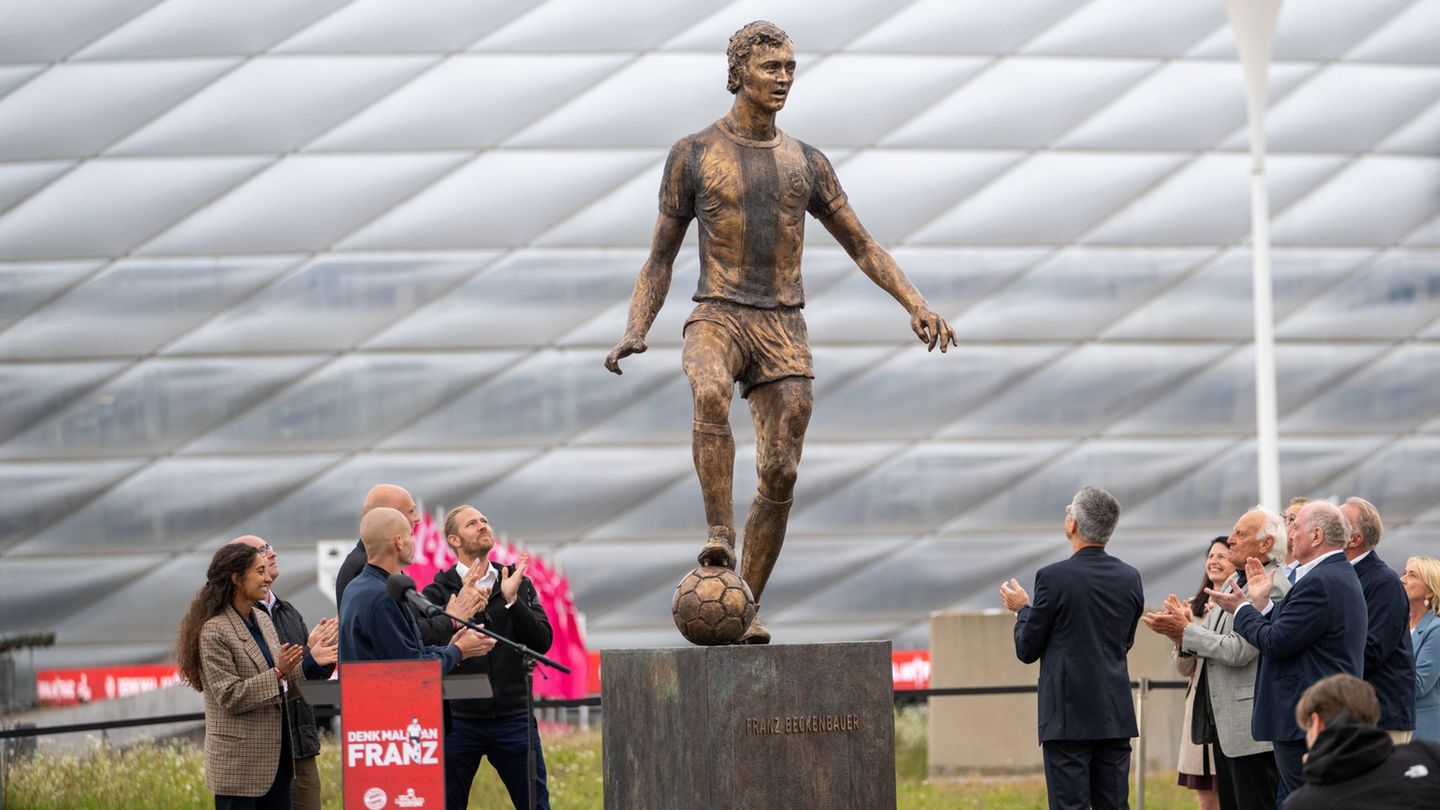 Franz Beckenbauer steht jetzt als in Bronze gegossenes Denkmal vor der Allianz Arena des FC Bayen München. Foto: Leonie Asendorp