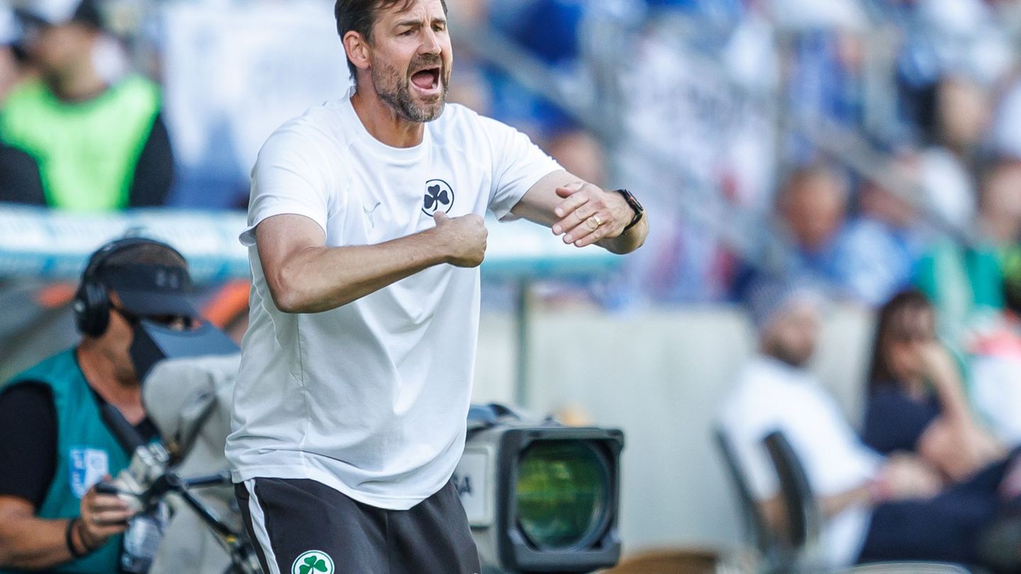 Hat viel Spektakel gesehen in den Spielen seiner Fürther: Trainer Thomas Kleine. Foto: Andreas Gora/dpa