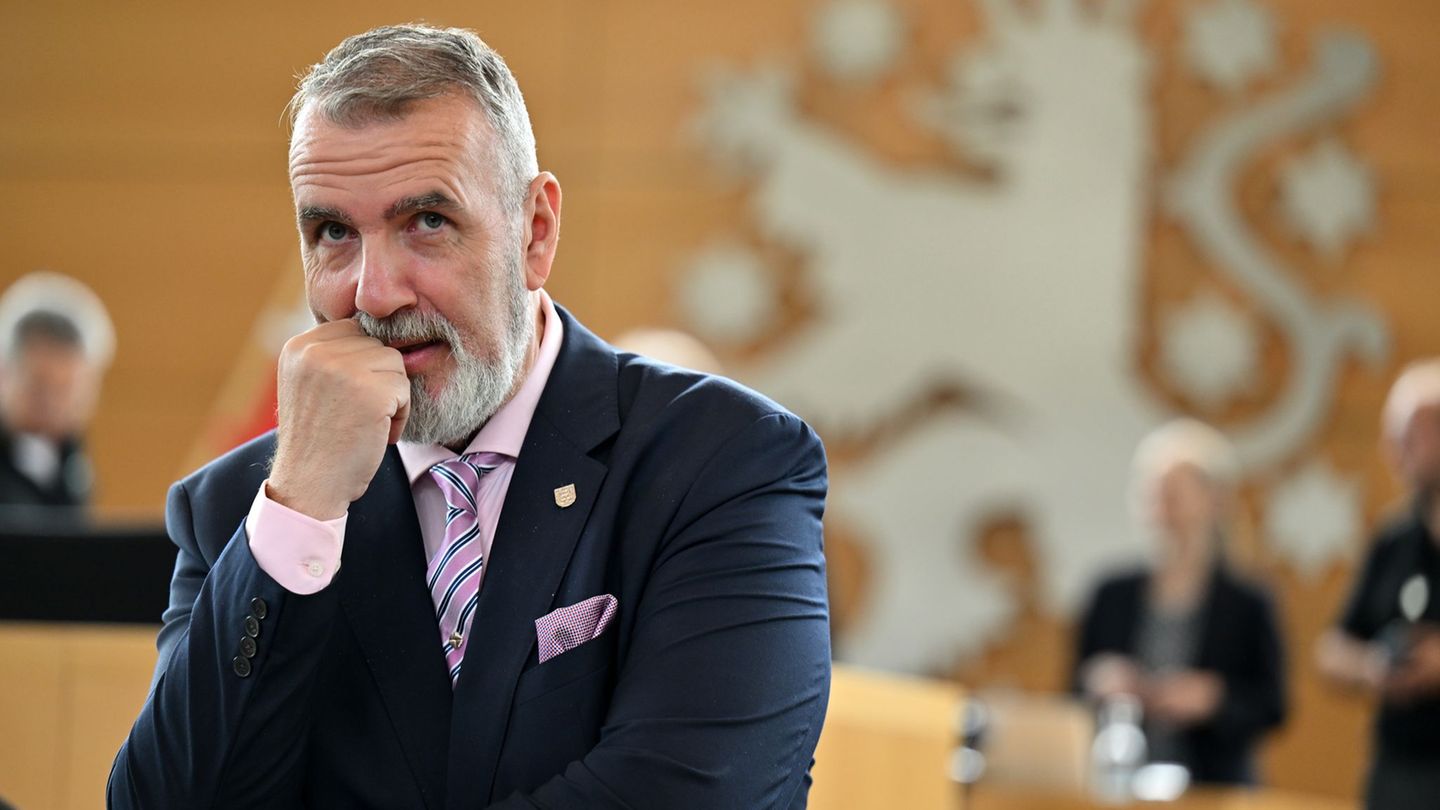 Verkehrsminister Schütz will sich vorerst auf die Finanzierung des Deutschlandtickets konzentrieren. (Archivbild) Foto: Martin S