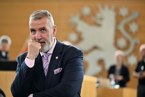 Verkehrsminister Schütz will sich vorerst auf die Finanzierung des Deutschlandtickets konzentrieren. (Archivbild) Foto: Martin S