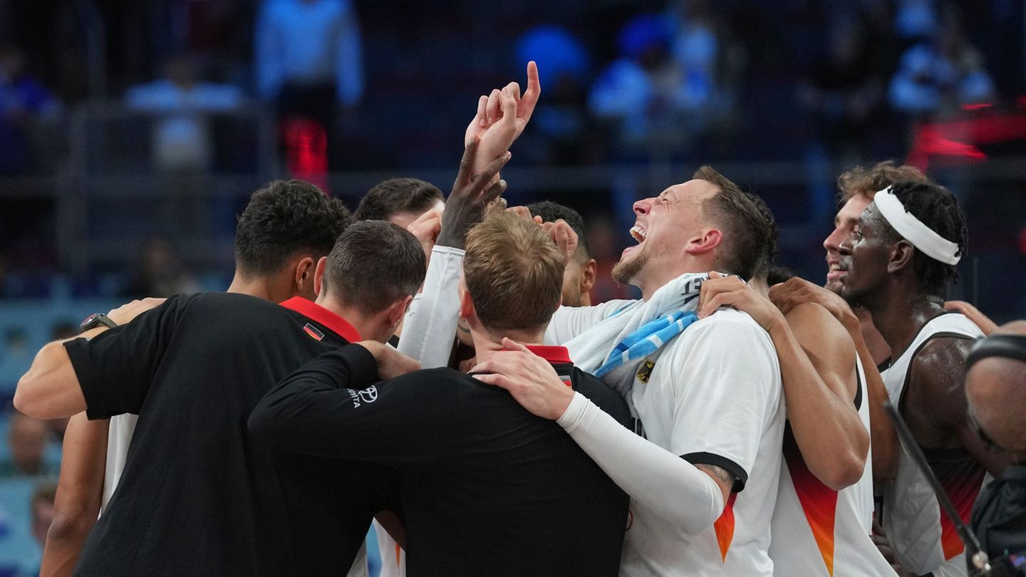 Gemeinsamer Jubel der Basketballer nach dem Finaleinzug. Foto: Sergei Grits/AP/dpa