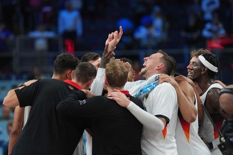Gemeinsamer Jubel der Basketballer nach dem Finaleinzug. Foto: Sergei Grits/AP/dpa