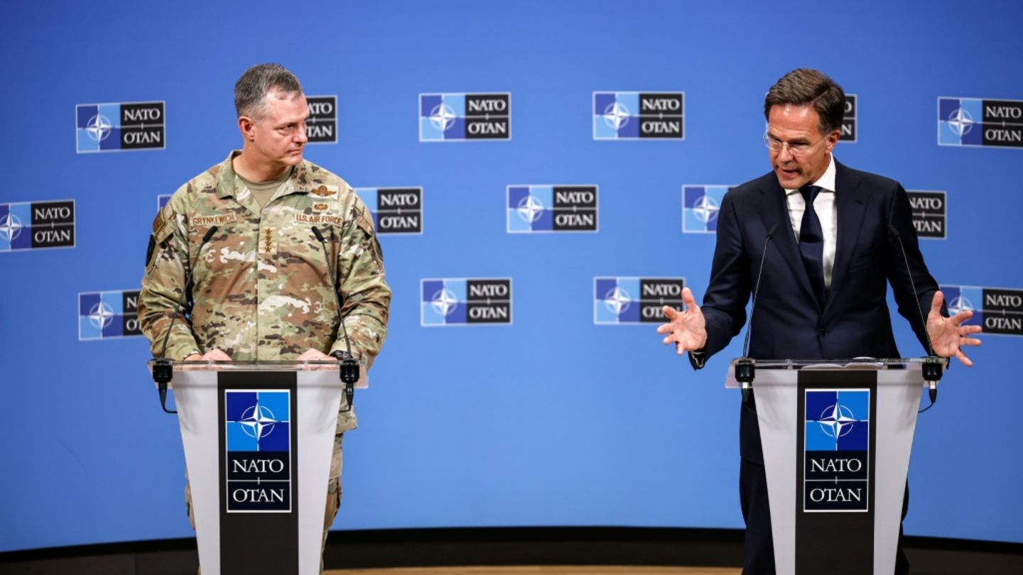 Rutte (r.) und Grynkewich am Freitag in Brüssel