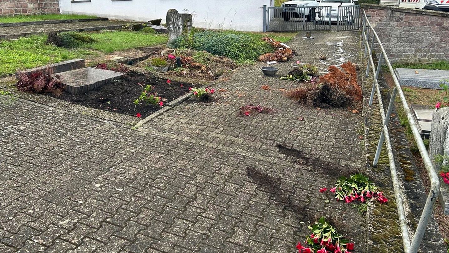 Bei den Gräbern wurden Pflanzen und Grabsteine zerstört. Foto: -/Polizeiinspektion Lauterecken/dpa