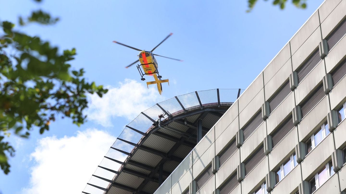 Bei dem Unfall kam ein Mann ums Leben, auch zwei Rettungshubschrauber waren im Einsatz. (Symbolbild) Foto: Karl-Josef Hildenbran