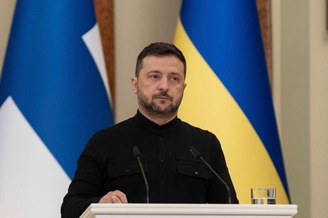 Wolodymyr Selenskyj, Präsident der Ukraine, steht an einem Podium