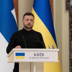 Wolodymyr Selenskyj, Präsident der Ukraine, steht an einem Podium