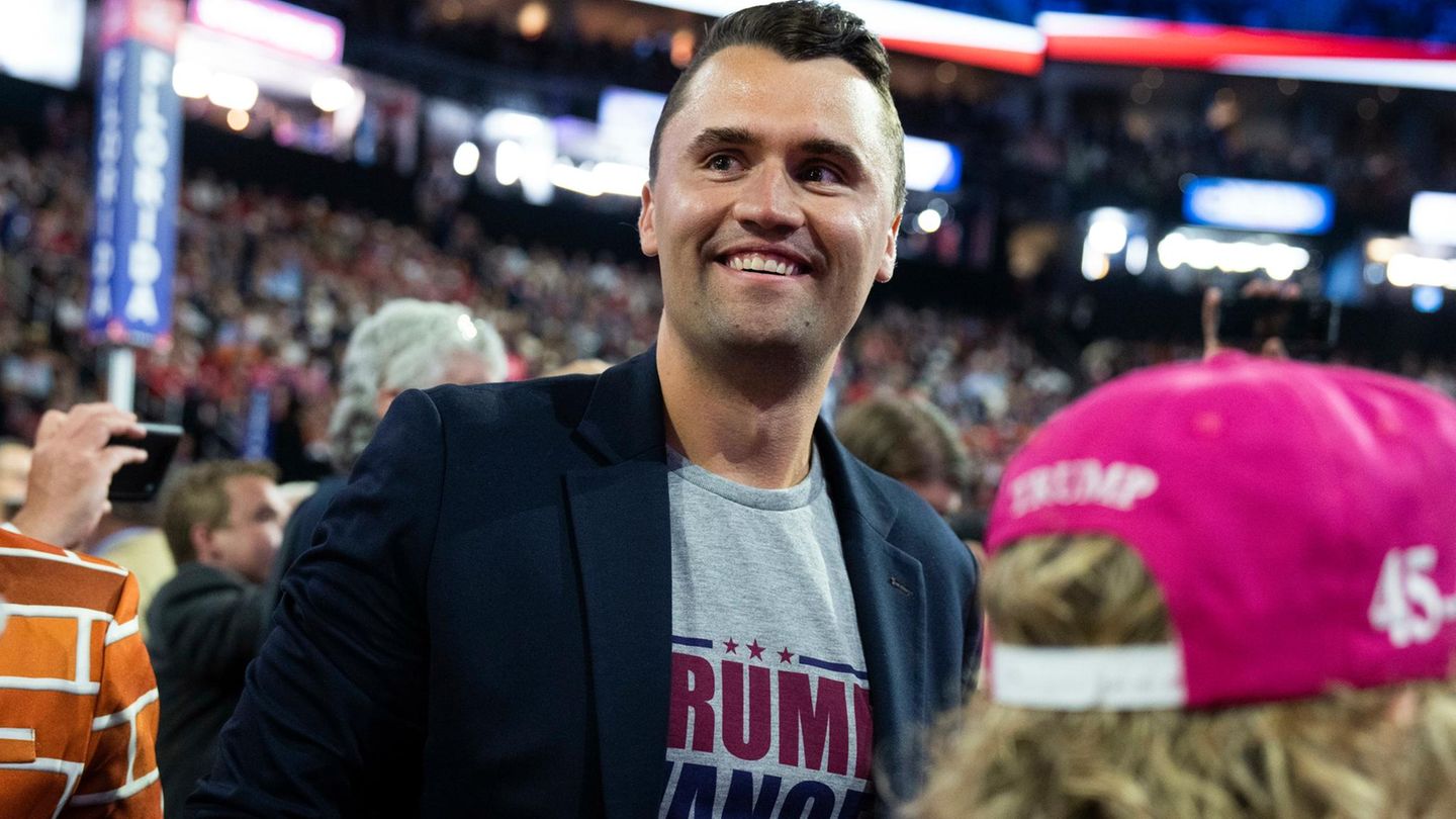 Nach Attentat in Utah: Charlie Kirk beim republikanischen Parteitag in Milwaukee, Wisconsin im Sommer 2024 Charlie Kirk beim republikanischen Parteitag in Milwaukee, Wisconsin im Sommer 2024
