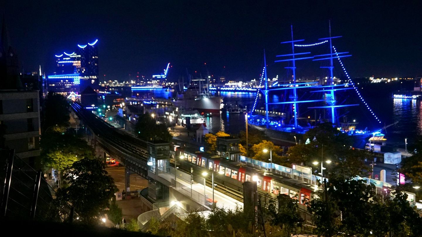 Blick über den Hamburger Hafen bei Nacht