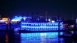 das Schaufelradschiff "Louisiana Star" ist blau beleuchtet