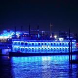 das Schaufelradschiff "Louisiana Star" ist blau beleuchtet