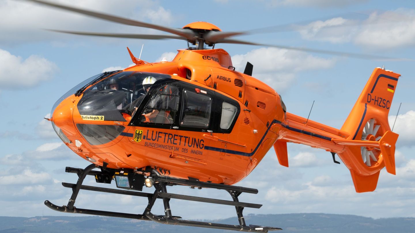 Der 32-Jährige wurde per Rettungshubschrauber in eine Klinik gebracht. (Symbolbild) Foto: Boris Roessler/dpa