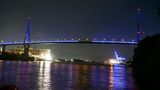 De Köhlbrandbrücke bei Nacht in blauem Licht
