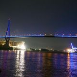 De Köhlbrandbrücke bei Nacht in blauem Licht