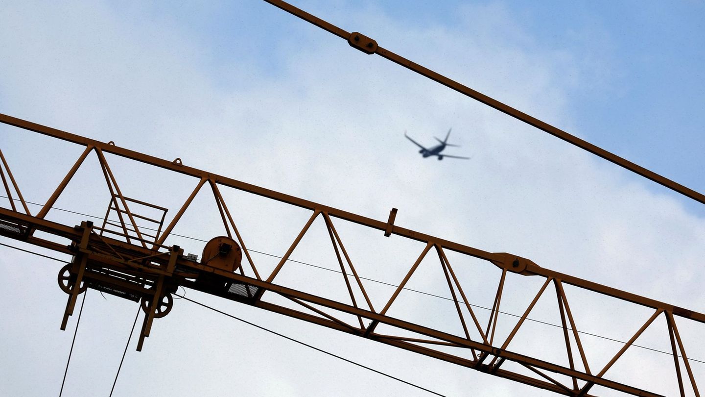 Verletzte gab es nicht, als der Kran umkrachte. (Symbolbild) Foto: Karl-Josef Hildenbrand/dpa