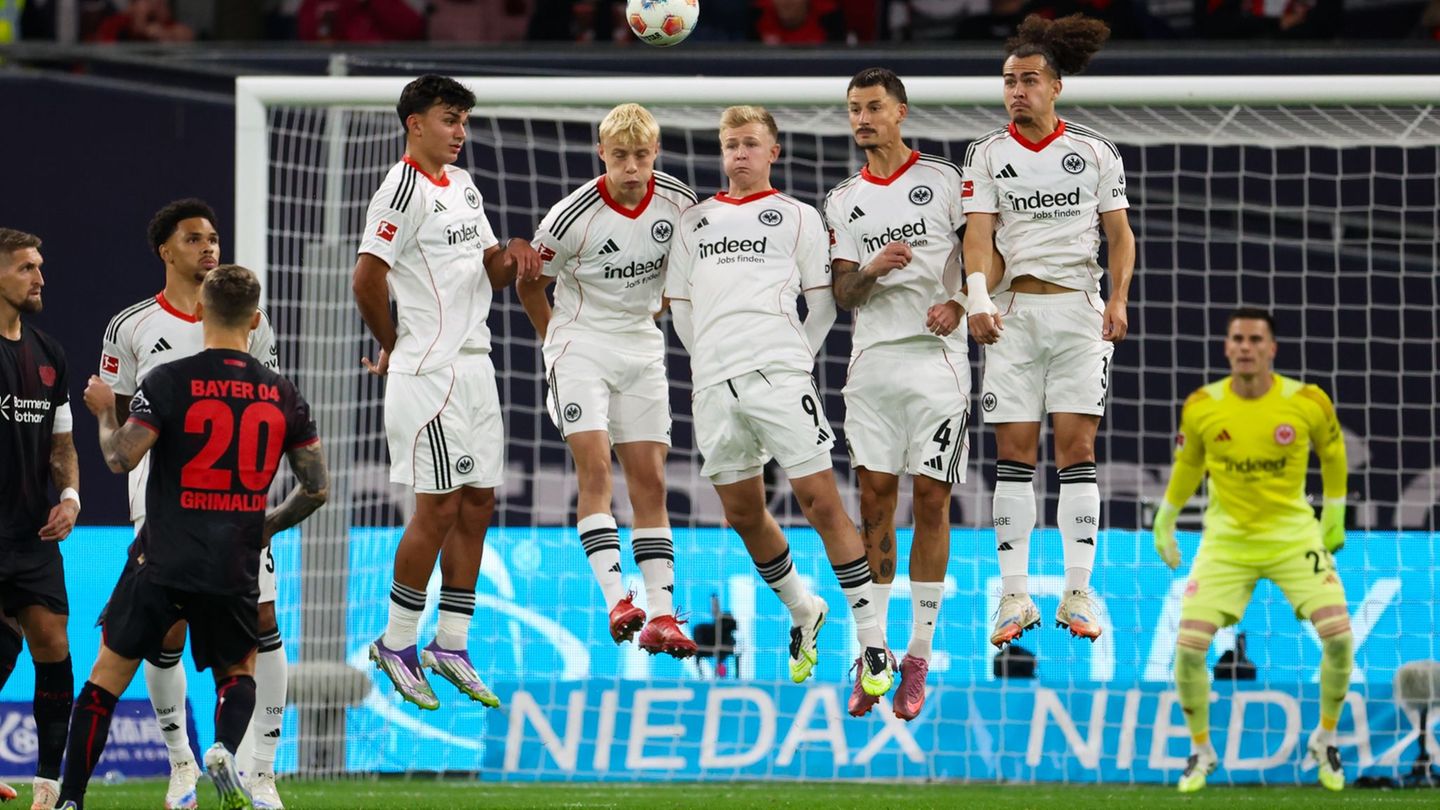 Alejandro Grimaldo sorgte mit seinem Freistoß für die frühe Bayer-Führung. Foto: Christoph Reichwein/dpa