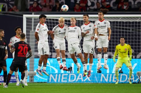 Alejandro Grimaldo sorgte mit seinem Freistoß für die frühe Bayer-Führung. Foto: Christoph Reichwein/dpa