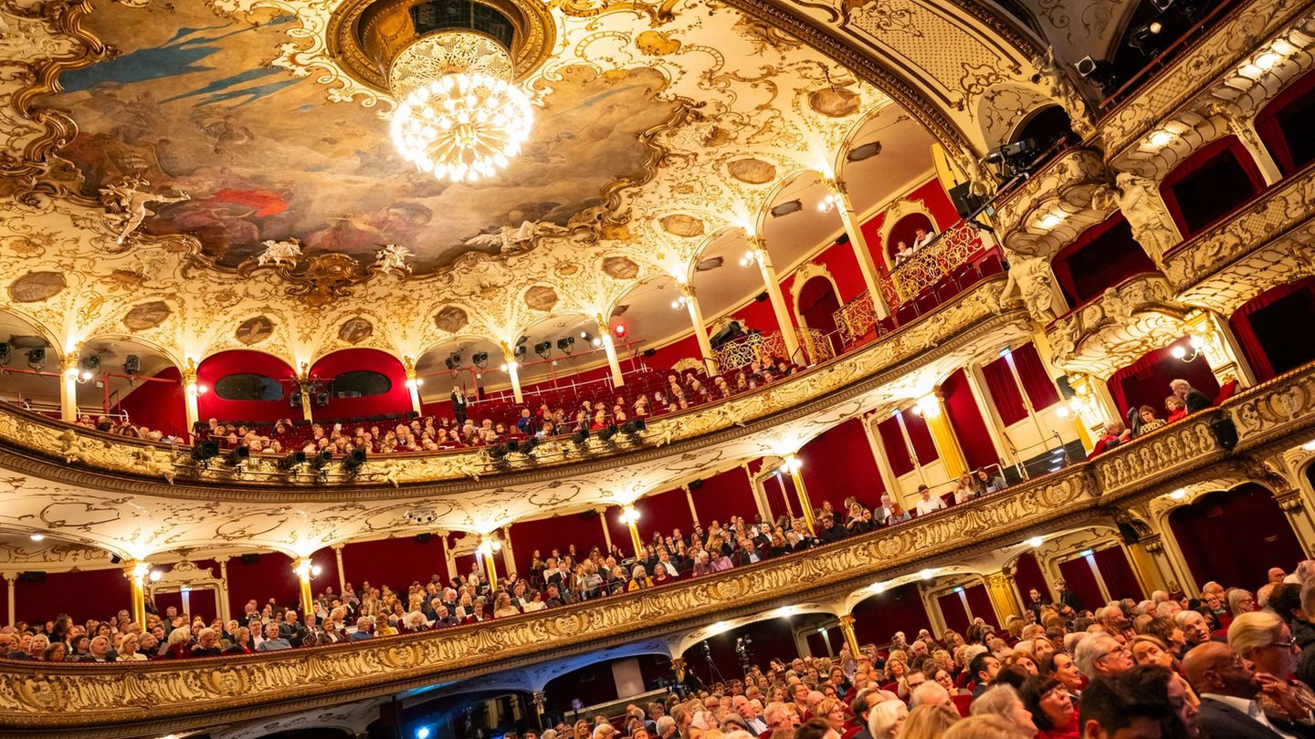 Auch das Schauspielhaus ist bei der Hamburger Theaternacht dabei. (Archivfoto) Foto: Jonas Walzberg/dpa
