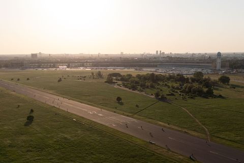 Auf dem Tempelhofer Feld werden beim Tag des offenen Denkmals drei Führungen angeboten. (Archivbild) Foto: Sebastian Gollnow/dpa