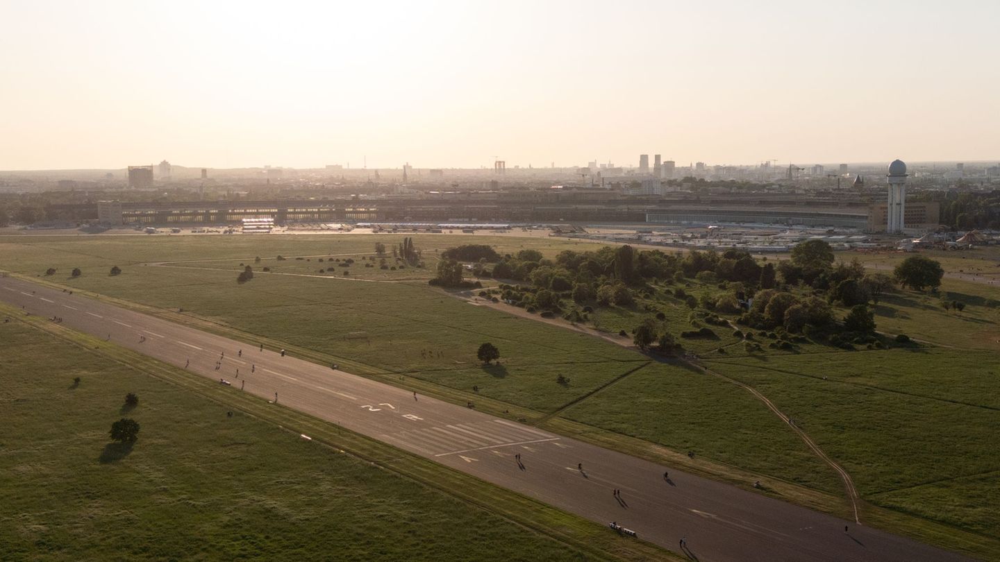 Auf dem Tempelhofer Feld werden beim Tag des offenen Denkmals drei Führungen angeboten. (Archivbild) Foto: Sebastian Gollnow/dpa