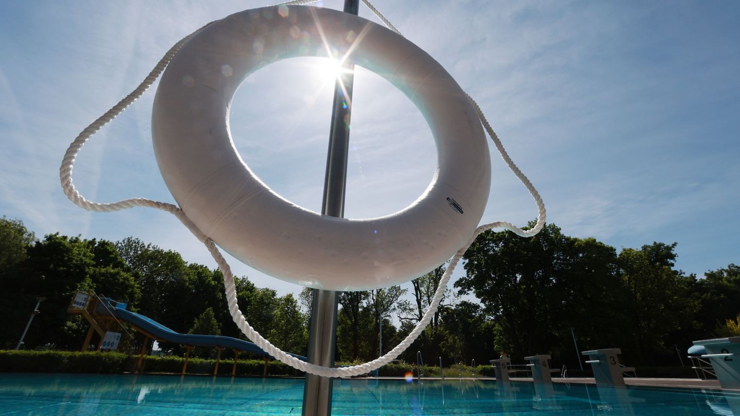 Durch den durchwachsenen Sommer sind in einigen Thüringer Freibädern die Gäste ausgeblieben. (Archivfoto) Foto: Bodo Schackow/dp