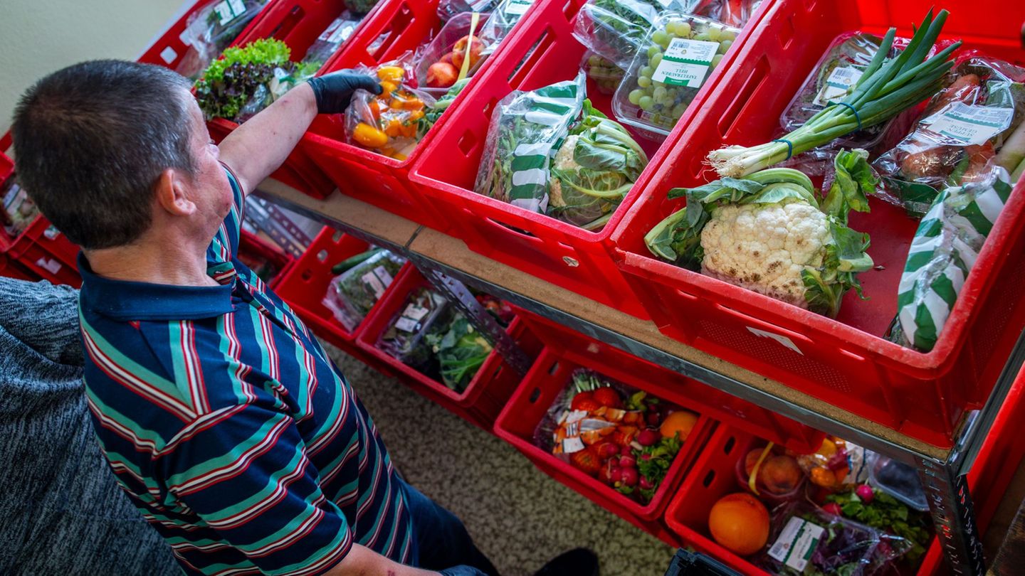 Die Regale in einer Tafel-Ausgabestelle für Lebensmittel waren schon einmal besser gefüllt. Foto: Jens Büttner/dpa