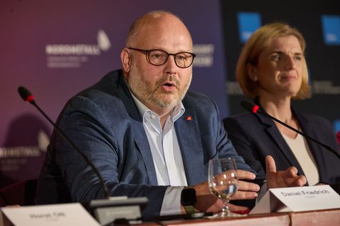 Bezirksleiter Friedrich, hier neben Lürssen-Managerin Lena Ströbele, will Sicherheit für die Beschäftigten der NVL-Werften. (Arc