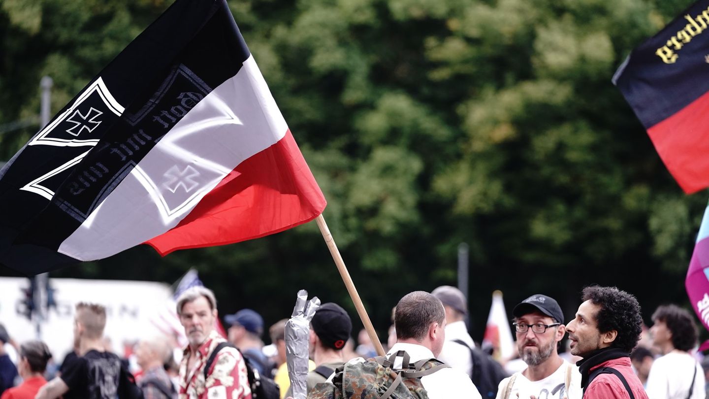 Bei den Protesten gegen die staatlichen Corona-Schutzmaßnahmen waren teilweise auch Rechtsextremisten auf den Straßen. (Archivfo