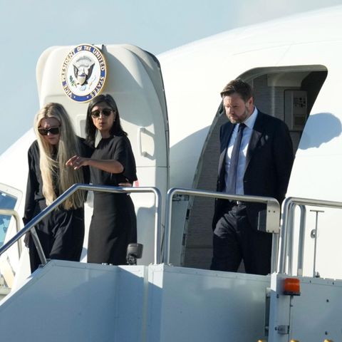 Erika Kirk, Witwe von Charlie Kirk, verlässt mit Usha Vance und JD Vance die Air Force Two