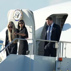 Erika Kirk, Witwe von Charlie Kirk, verlässt mit Usha Vance und JD Vance die Air Force Two