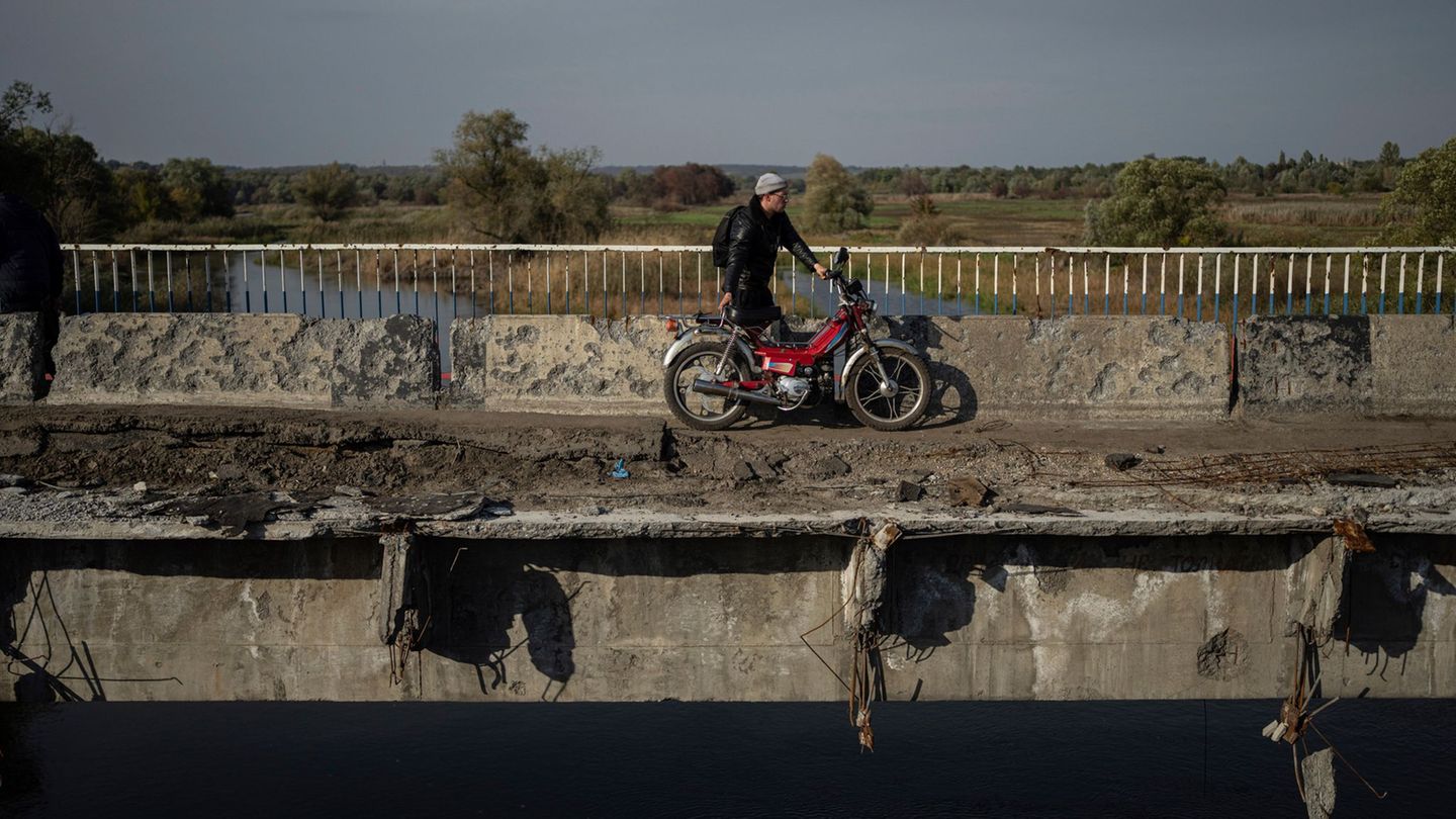 Die Brücken über den Fluss Oskil bei Kupjansk sind nach dreieinhalb Jahren Krieg weitgehend zerstört. (Archivbild) Foto: Evgeniy