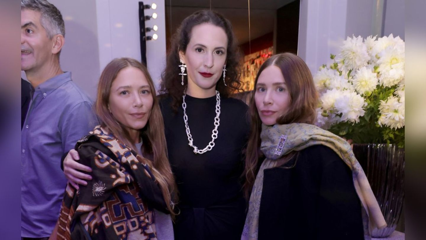 Mary-Kate and Ashley Olsen: Rare joint appearance at FashionWeek