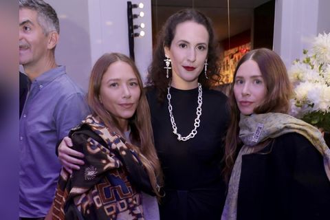 Mary-Kate (links) und Ashley Olsen (rechts) mit "W"-Chefredakteurin Sara Moonves bei einem Event in New York.