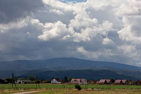 Die Temperaturen klettern am Samstag bis auf 23 Grad. (Archivbild) Foto: Matthias Bein/dpa