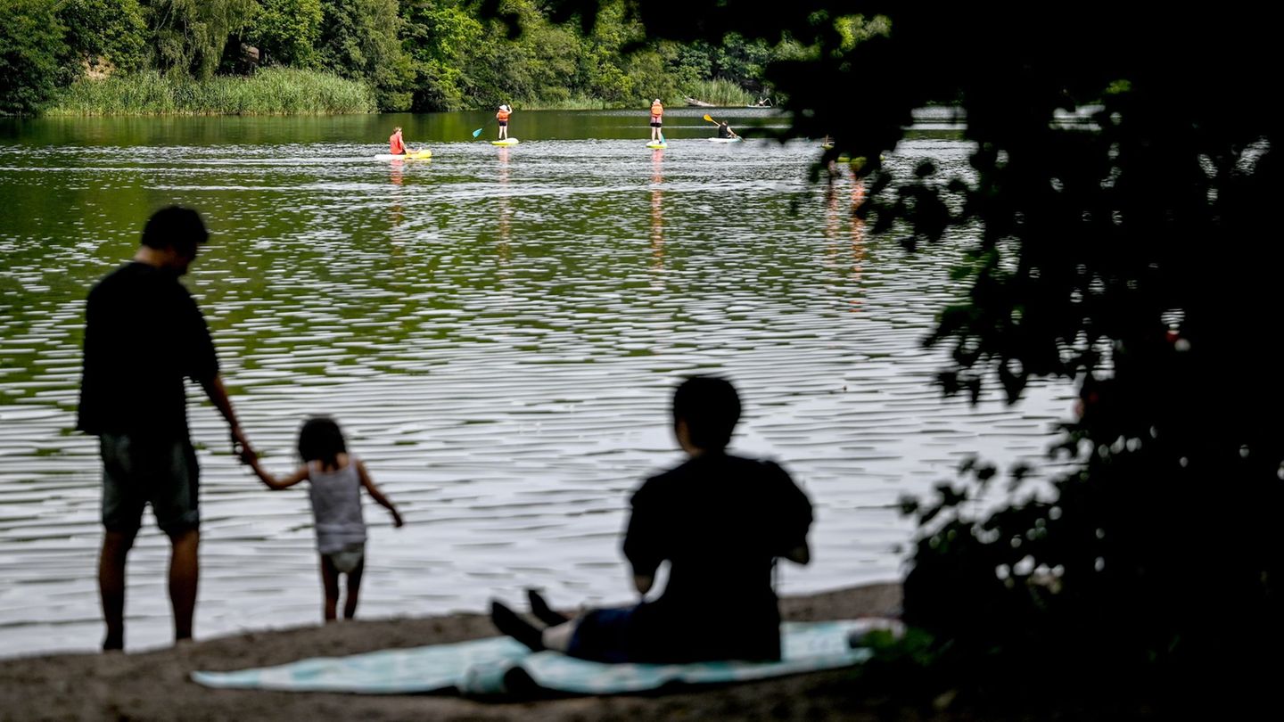 Nicht immer machte das Wetter in diesem Sommer Lust auf Baden. (Archivbild) Foto: Britta Pedersen/dpa