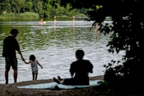 Nicht immer machte das Wetter in diesem Sommer Lust auf Baden. (Archivbild) Foto: Britta Pedersen/dpa