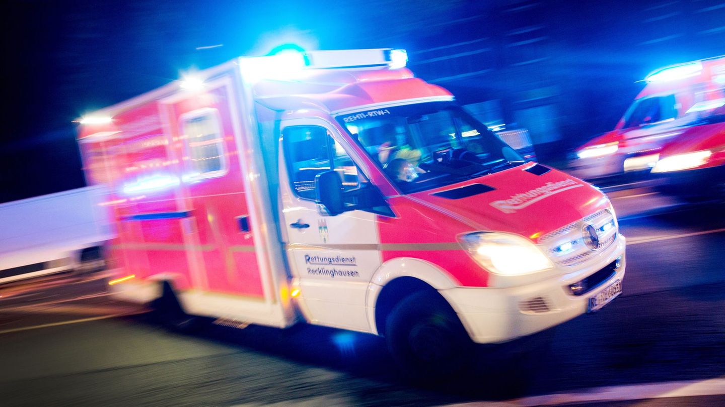 Der Versuch, über den Zaun seiner Ferienunterkunft zu klettern, endete für einen Mann aus Brandenburg im Krankenhaus. (Symbolbil