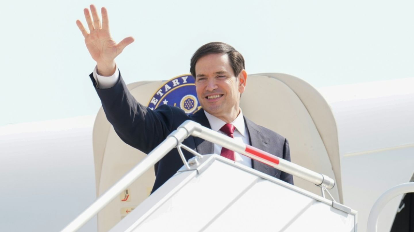 Rubio beim Einsteigen in sein Flugzeug