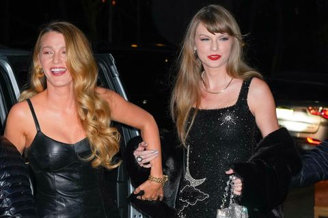 Blake Lively (l.) und Taylor Swift sind seit vielen Jahren befreundet. Das Foto zeigt sie im Dezember 2023 an Swifts Geburtstag