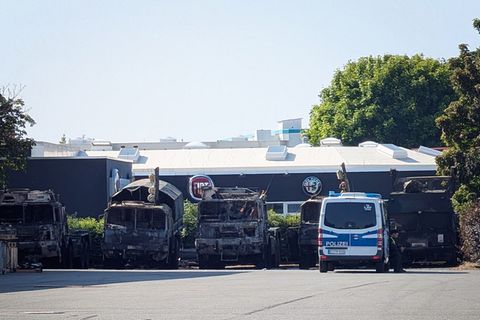 Im Sommer brannten in Erfurt sechs Lastwagen der Bundeswehr, die Staatsanwaltschaft nahm drei Beschuldigte ins Visier - jetzt ri