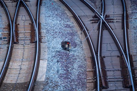 Nach einem Brand an einem Stellwerk in Lehrte ist der Bahnverkehr zwischen Hannover und Berlin eingeschränkt. (Symbolbild) Foto:
