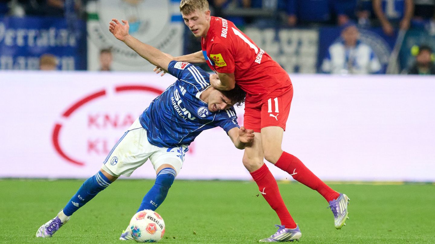 Alexander Bernhardsson (r) machte in einem engen Spiel mit seinem Tor den Unterschied. Foto: Bernd Thissen/dpa