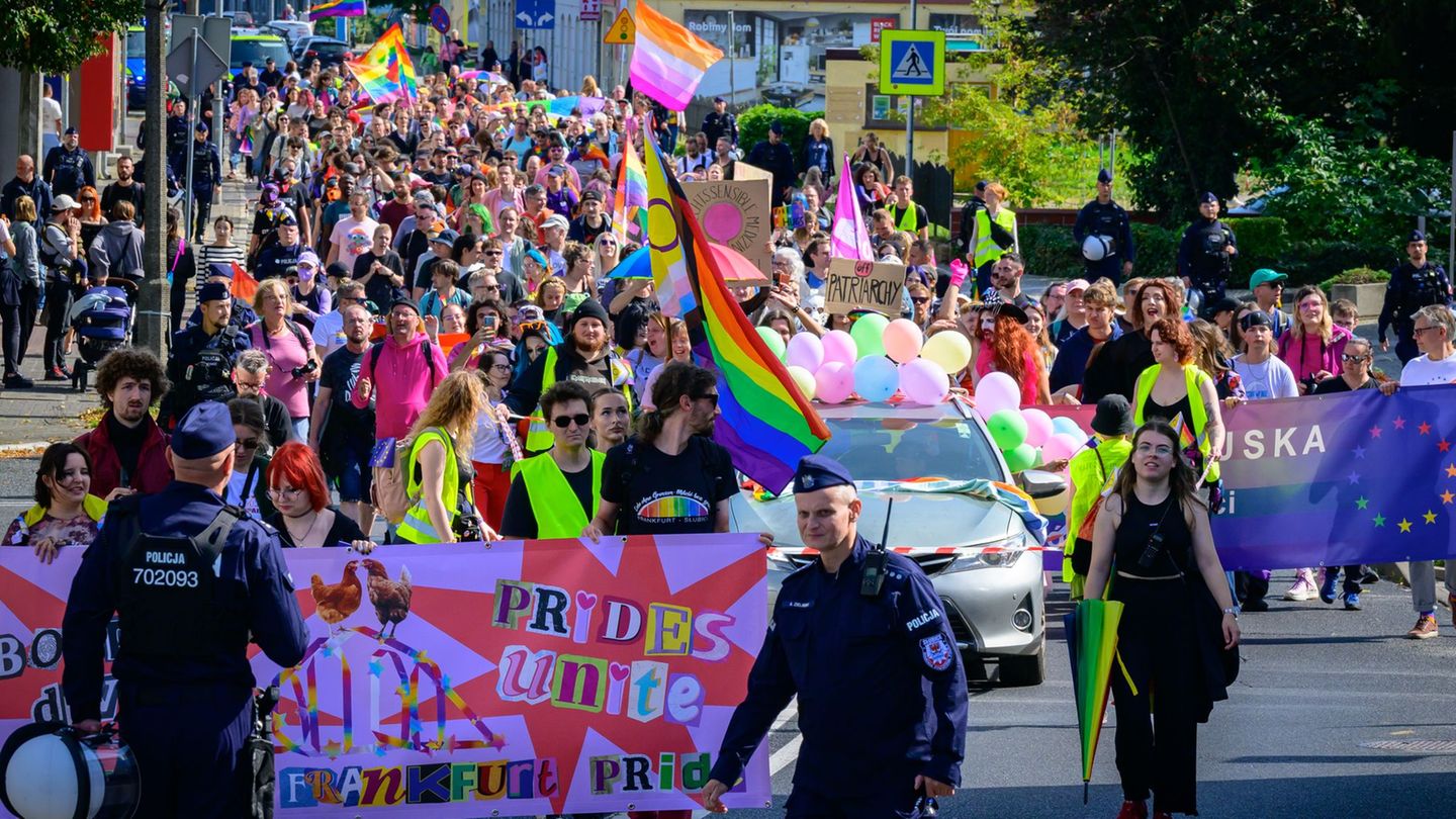 Mehrere Hundert Menschen haben beim deutsch-polnischen Christopher Street Day in Frankfurt (Oder) und Slubice mitgemacht. Foto: